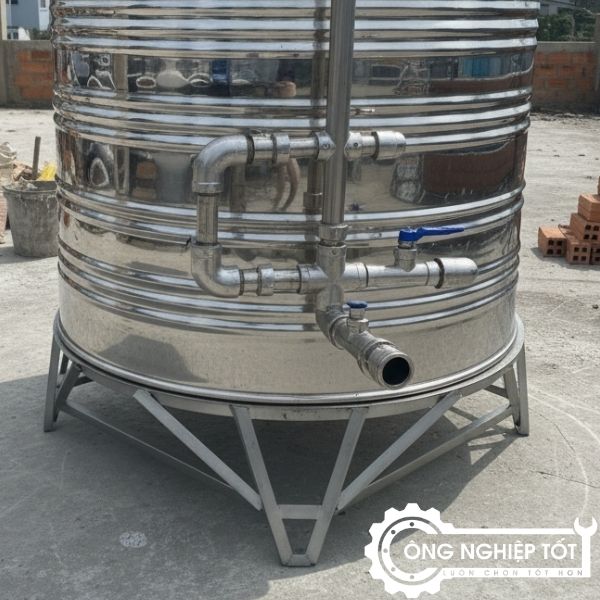 Chân đế inox V chịu lực chắc chắn và hệ ren cấp – xả – tràn của bồn inox 1500L